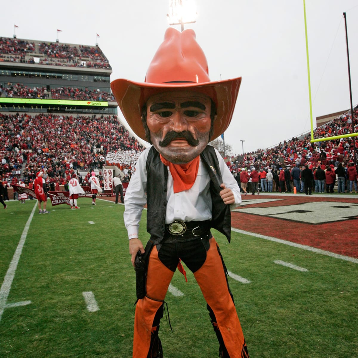 Photos: OSU Breaks Out 1957 Throwback Helmet for Homecoming - Pistols Firing