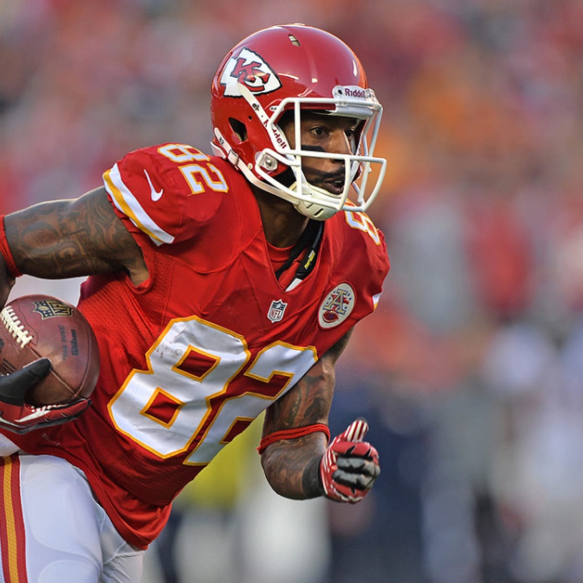 Kansas City Chiefs wide receiver Dwayne Bowe (R) catches a pass