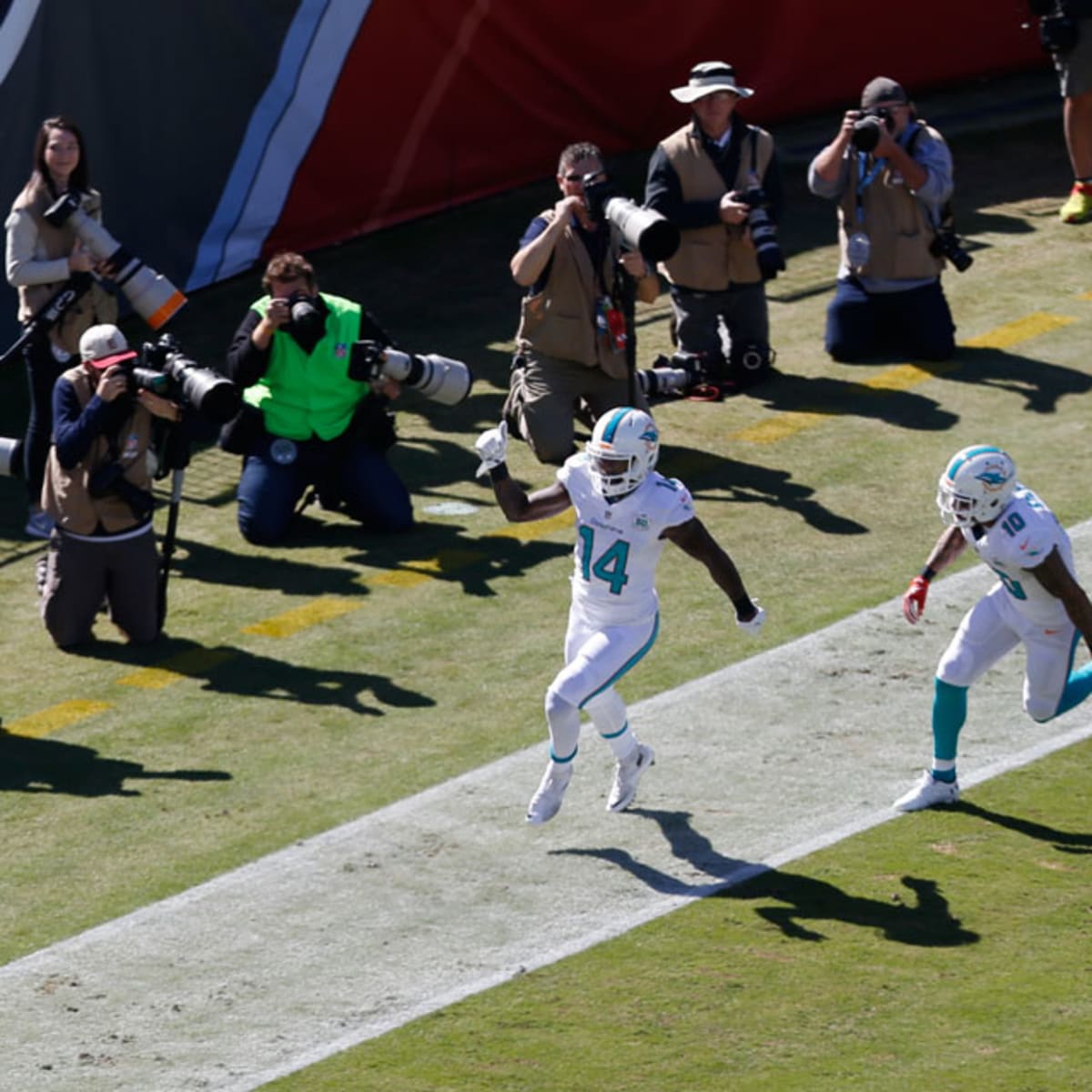 Watch: Jarvis Landry catches second TD against former team