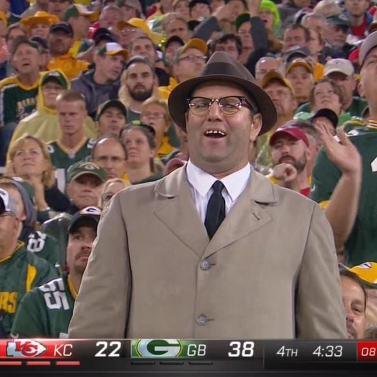 Packers vs Chiefs: Green Bay fan dresses as Vince Lombardi - Sports  Illustrated