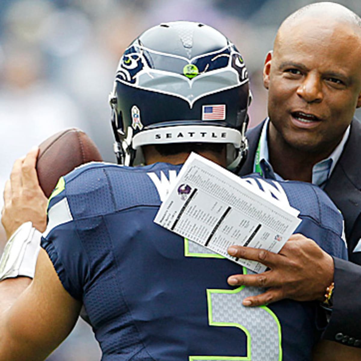 Hall of Fame quarterback Warren Moon of the Seattle Seahawks looks News  Photo - Getty Images