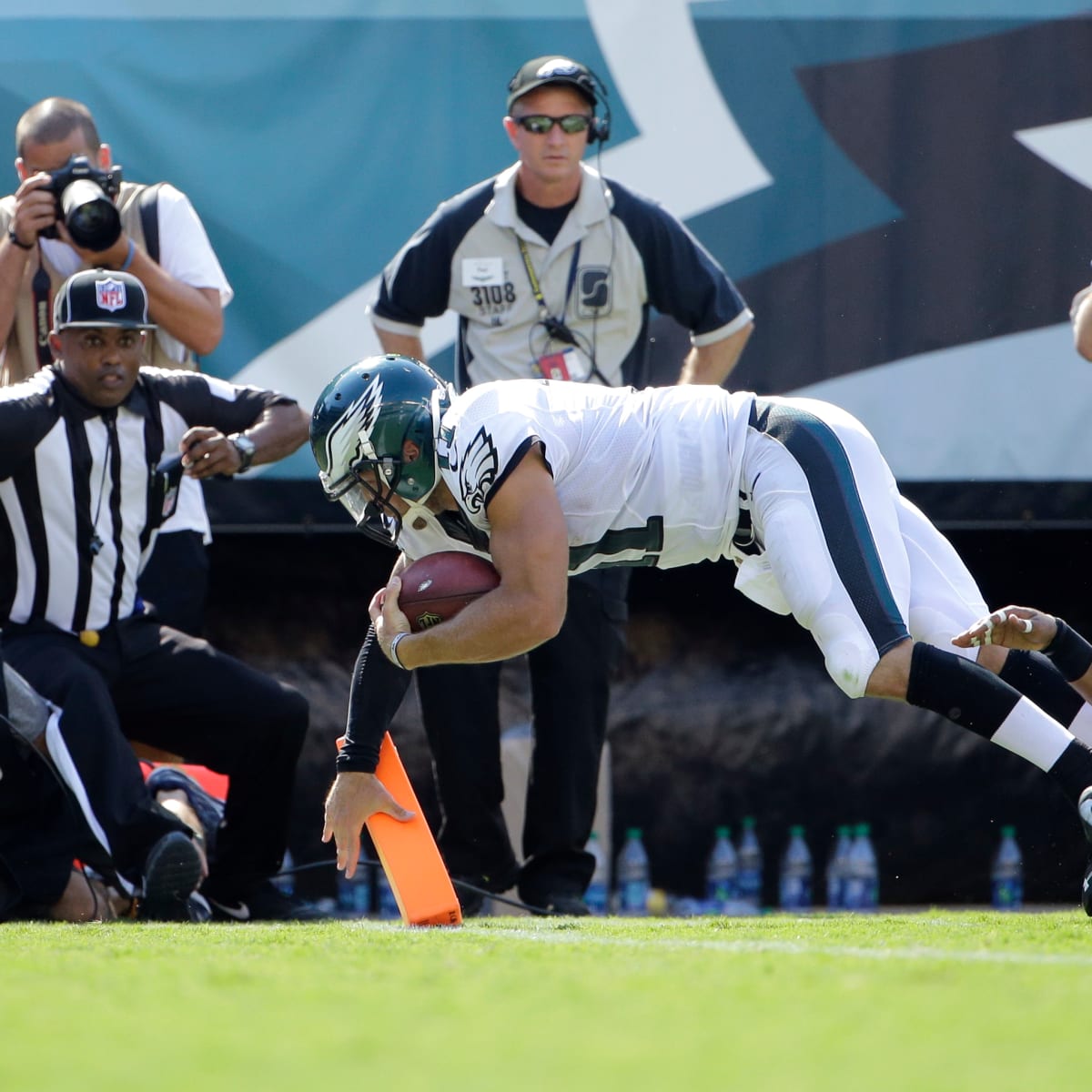 Tebow runs for a score, Eagles beat Colts 36-10