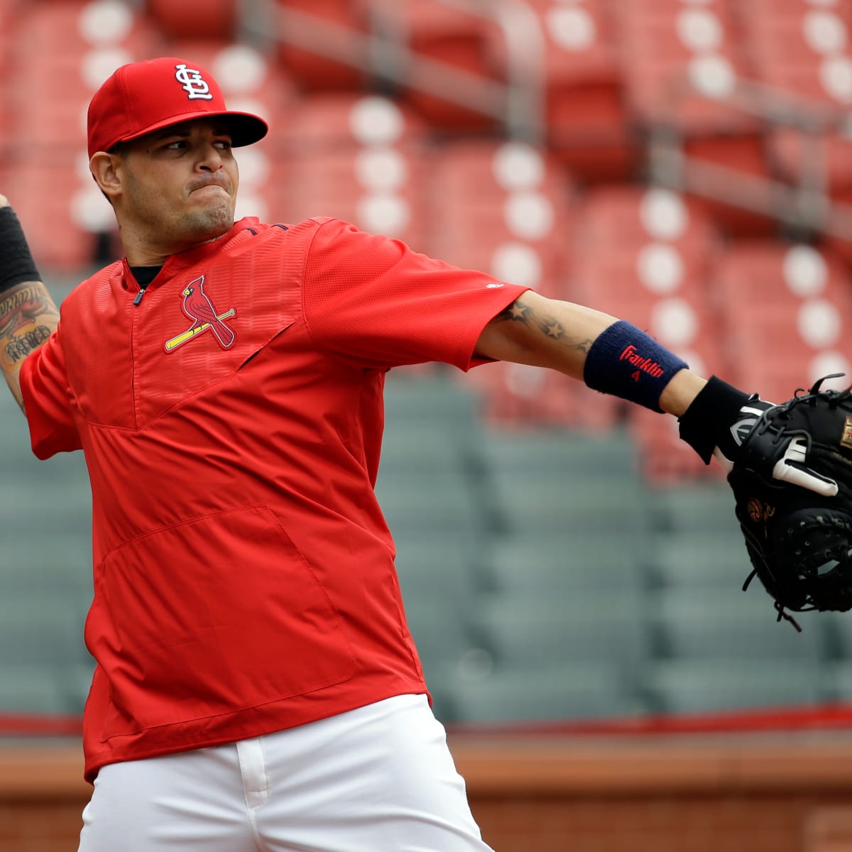 Cardinals' Molina will try to play in NLDS