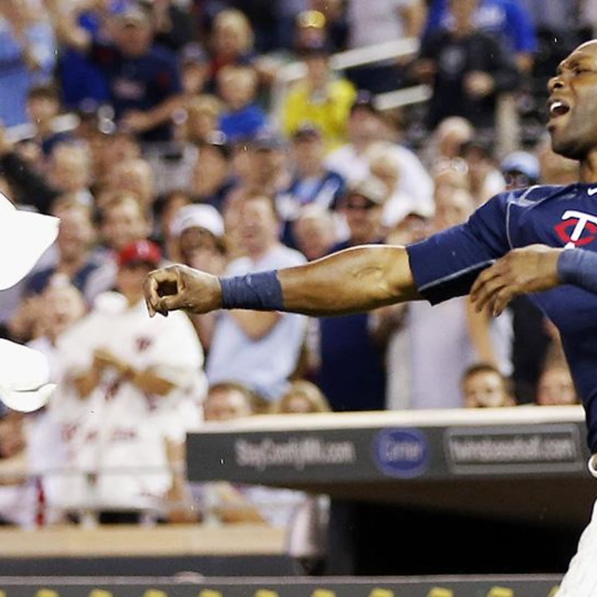 WATCH: Torii Hunter Goes Nuts, Starts Throwing Things After Getting Tossed  - CBS New York