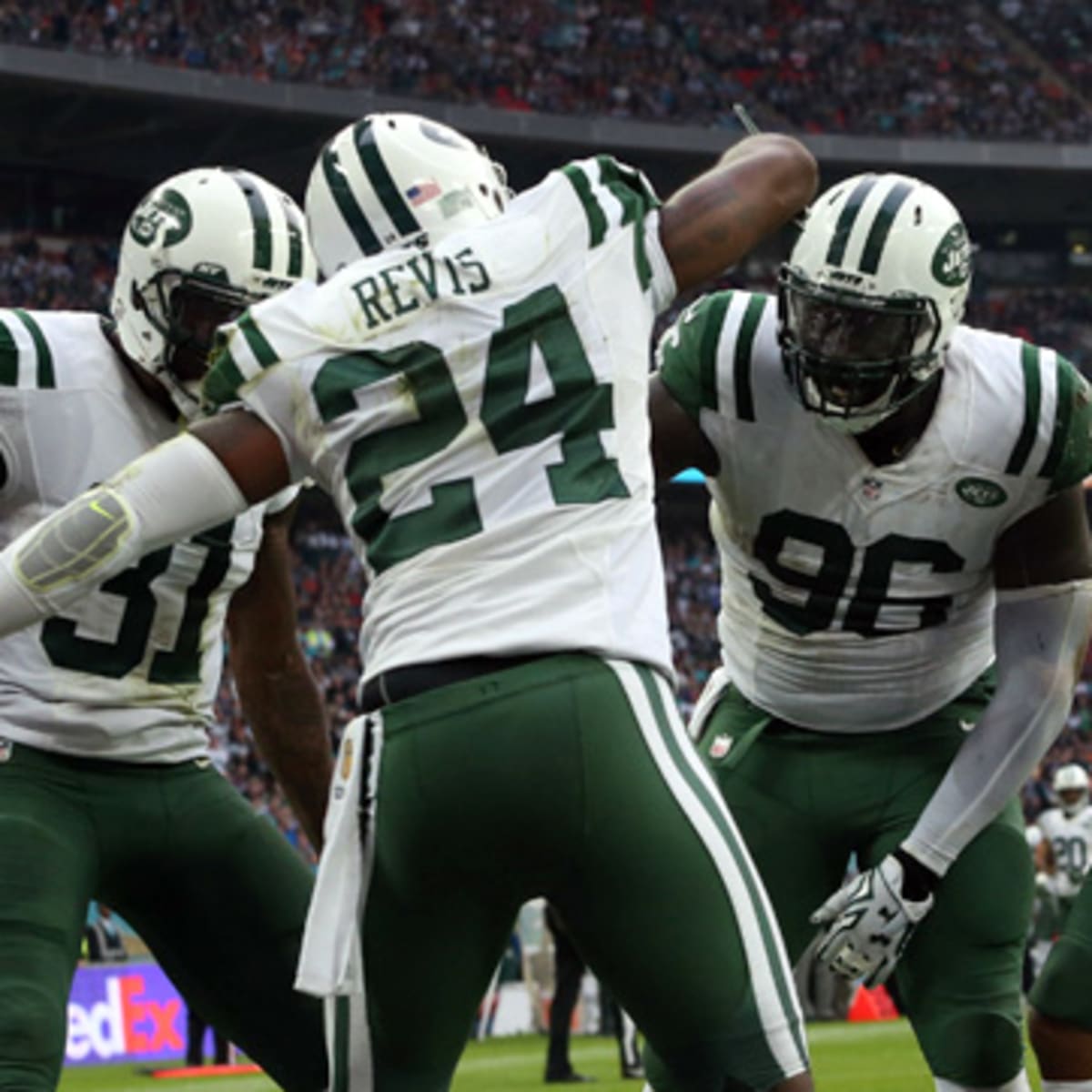 New York Jets Antonio Cromartie leaps to tackle New England