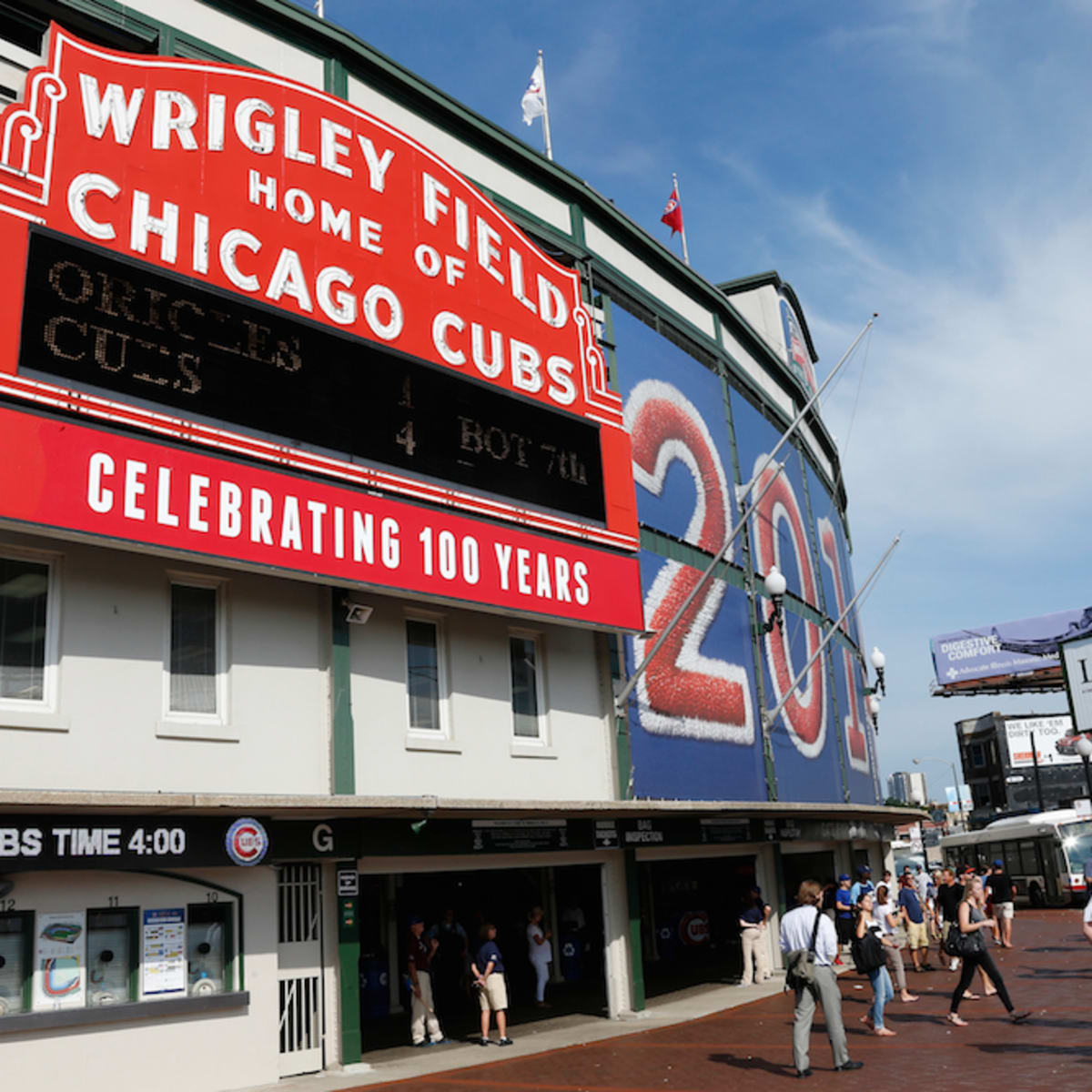 Wrigley Field bleachers open for 1st time in 2015