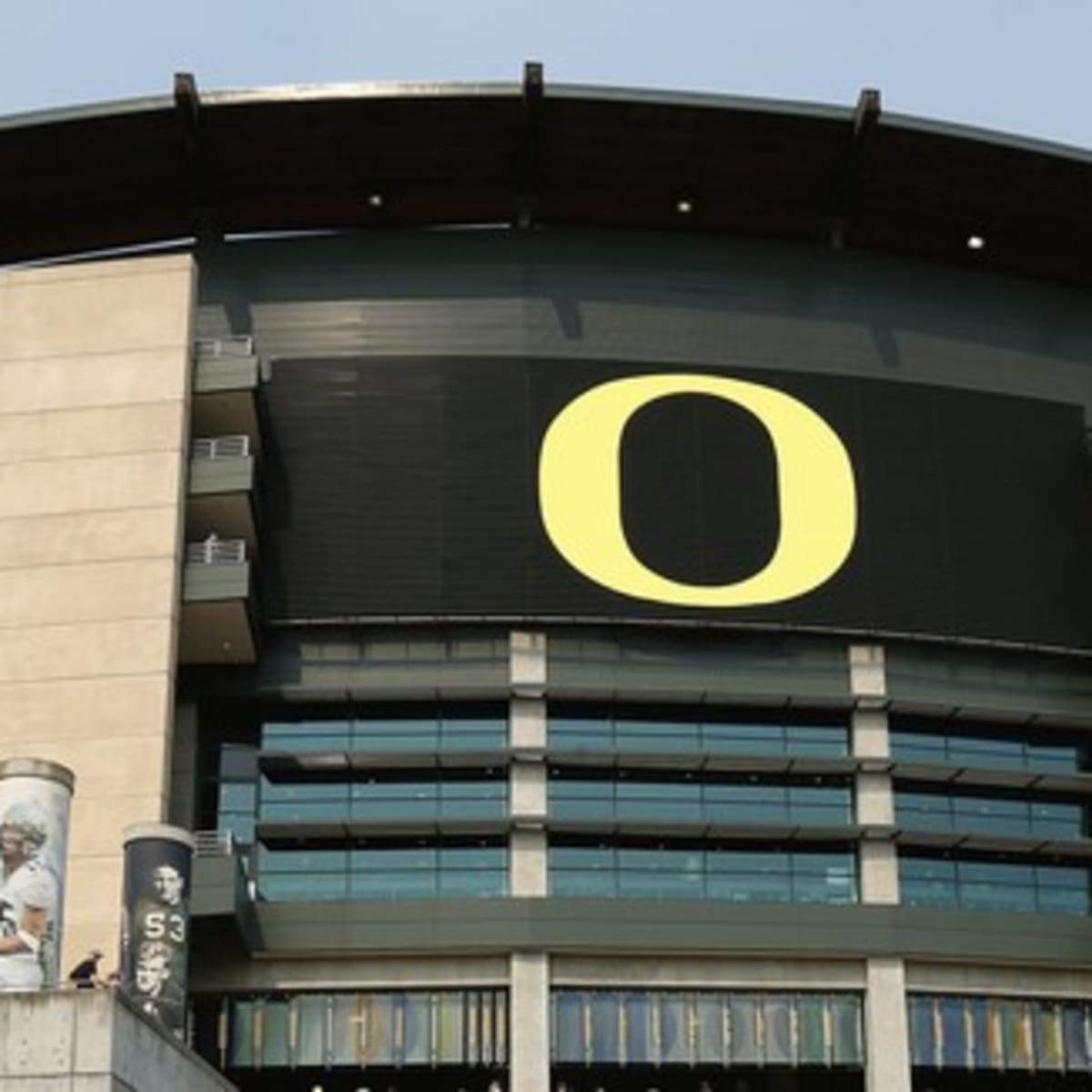 Autzen Stadium, Eugene, OR, USA. 2nd Sep, 2023. The Oregon jumbotron  displays the unfurled American flag in pregame ceremonies before the first  NCAA football game of the season for the Ducks when