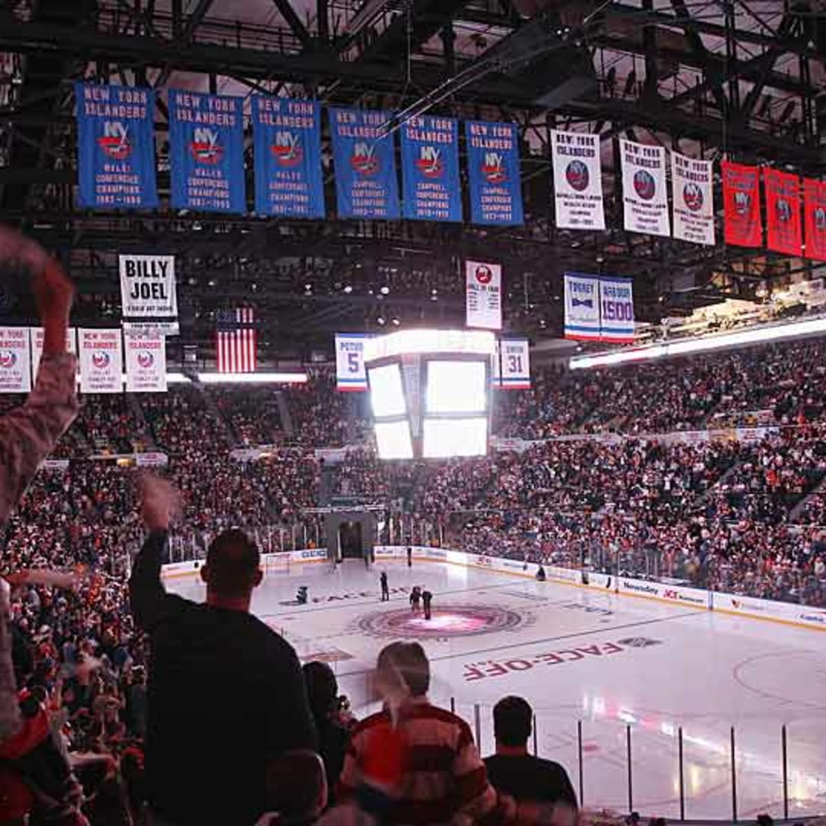 Jets bring chugging tradition back at Islanders-Jets Game 3