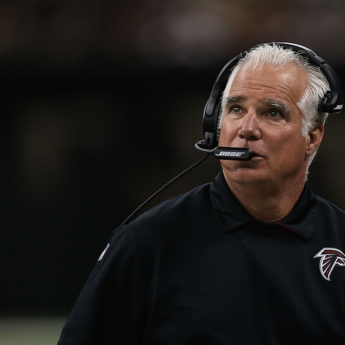 Atlanta Falcons head coach Mike Smith (R) greets quarterback Matt