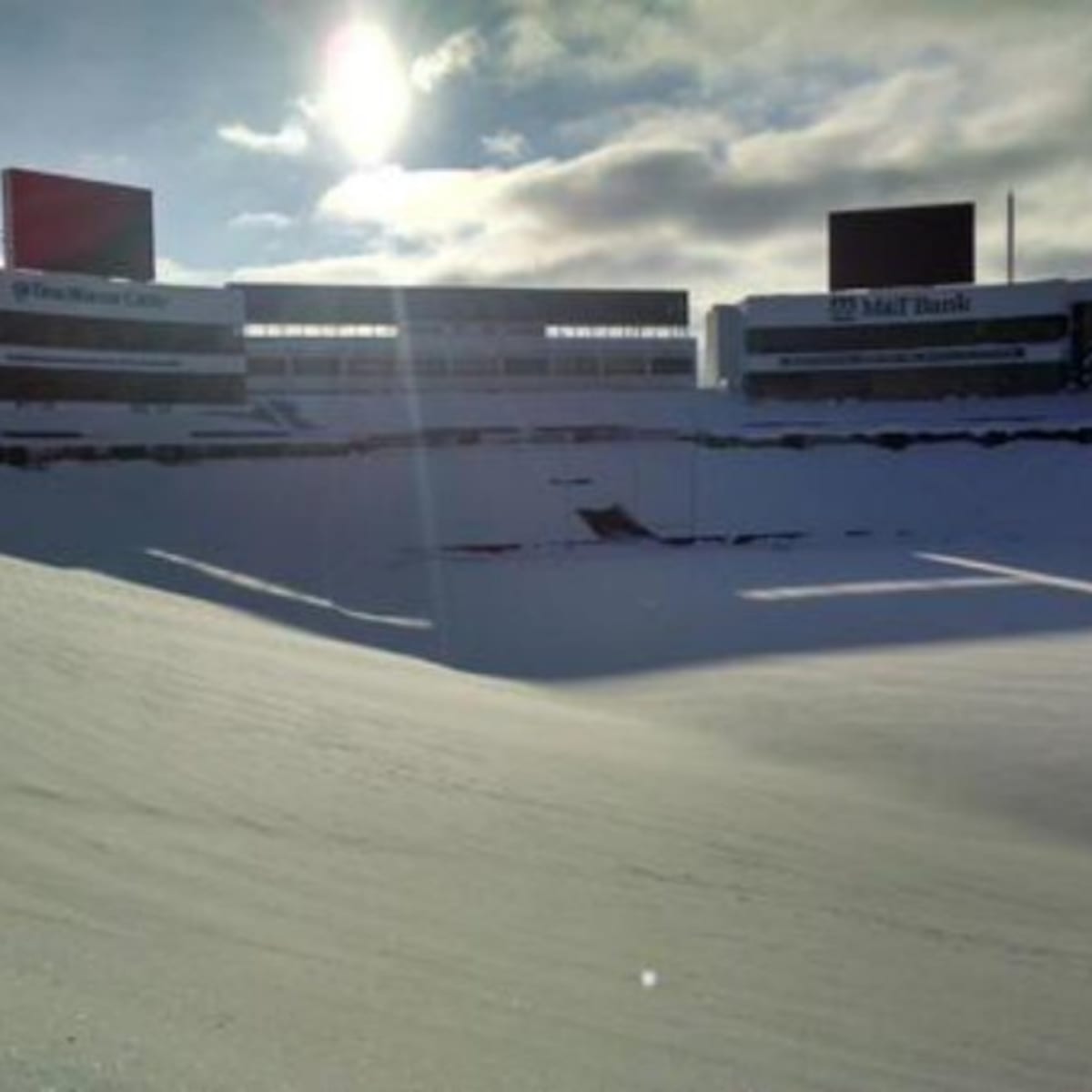 Buffallo Bills fans help players plow snow to reach the airport