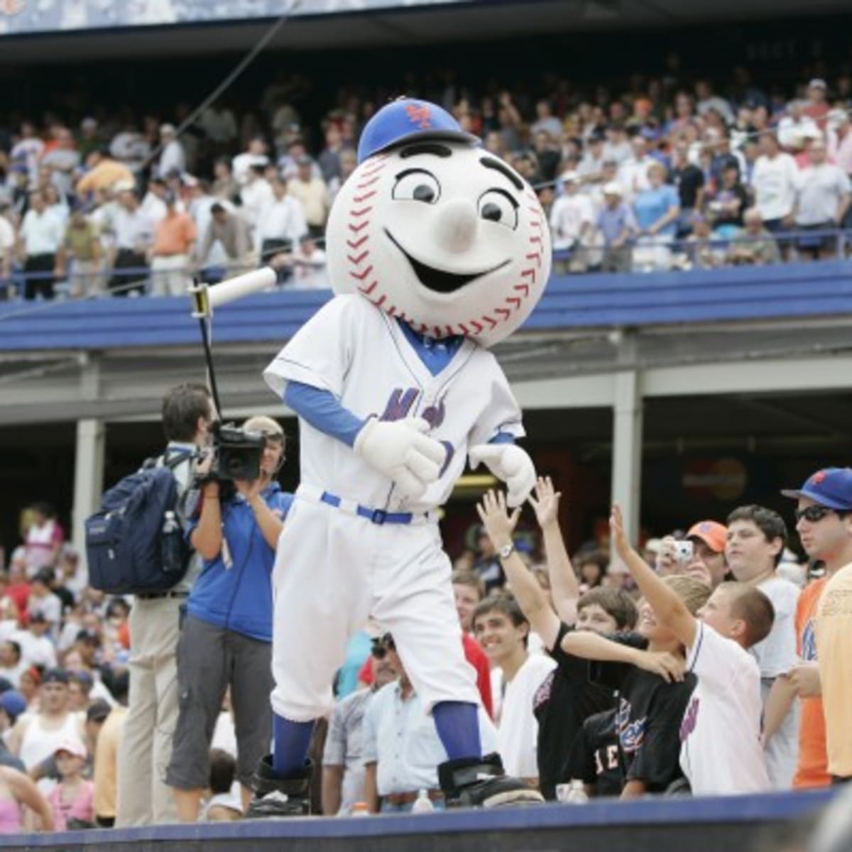 Young Mets Fans Give Makeover to Mr. Met - Mets History