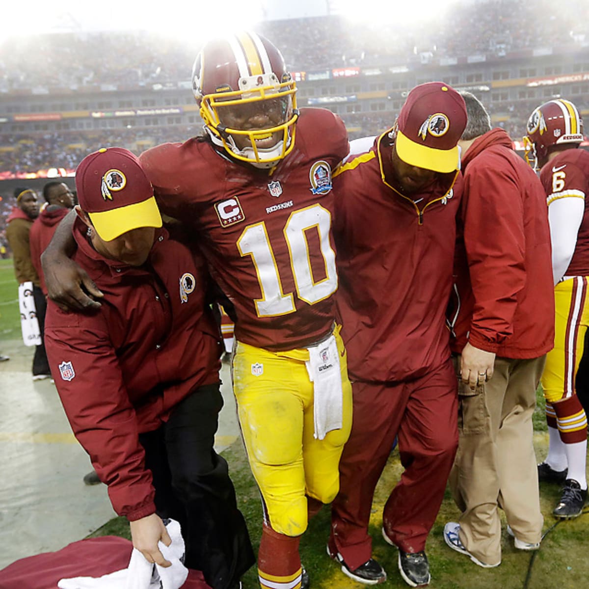 Washington Redskins linebacker London Fletcher holds up a towel