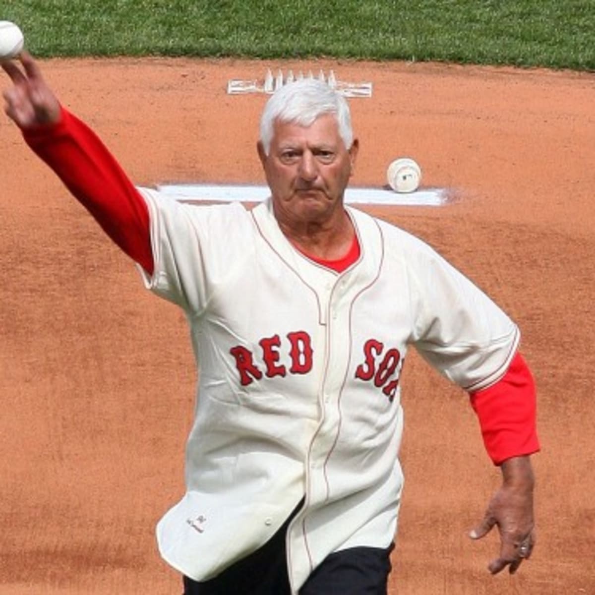 Red Sox unveil Carl Yastrzemski statue outside Fenway Park