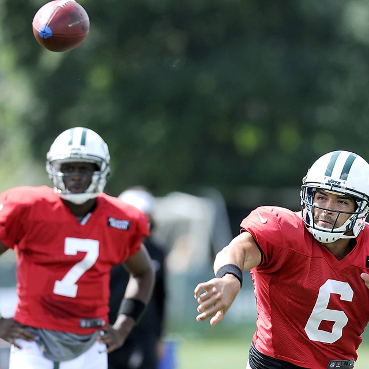 Darrelle Revis and Tim Tebow still a distraction for NY Jets as