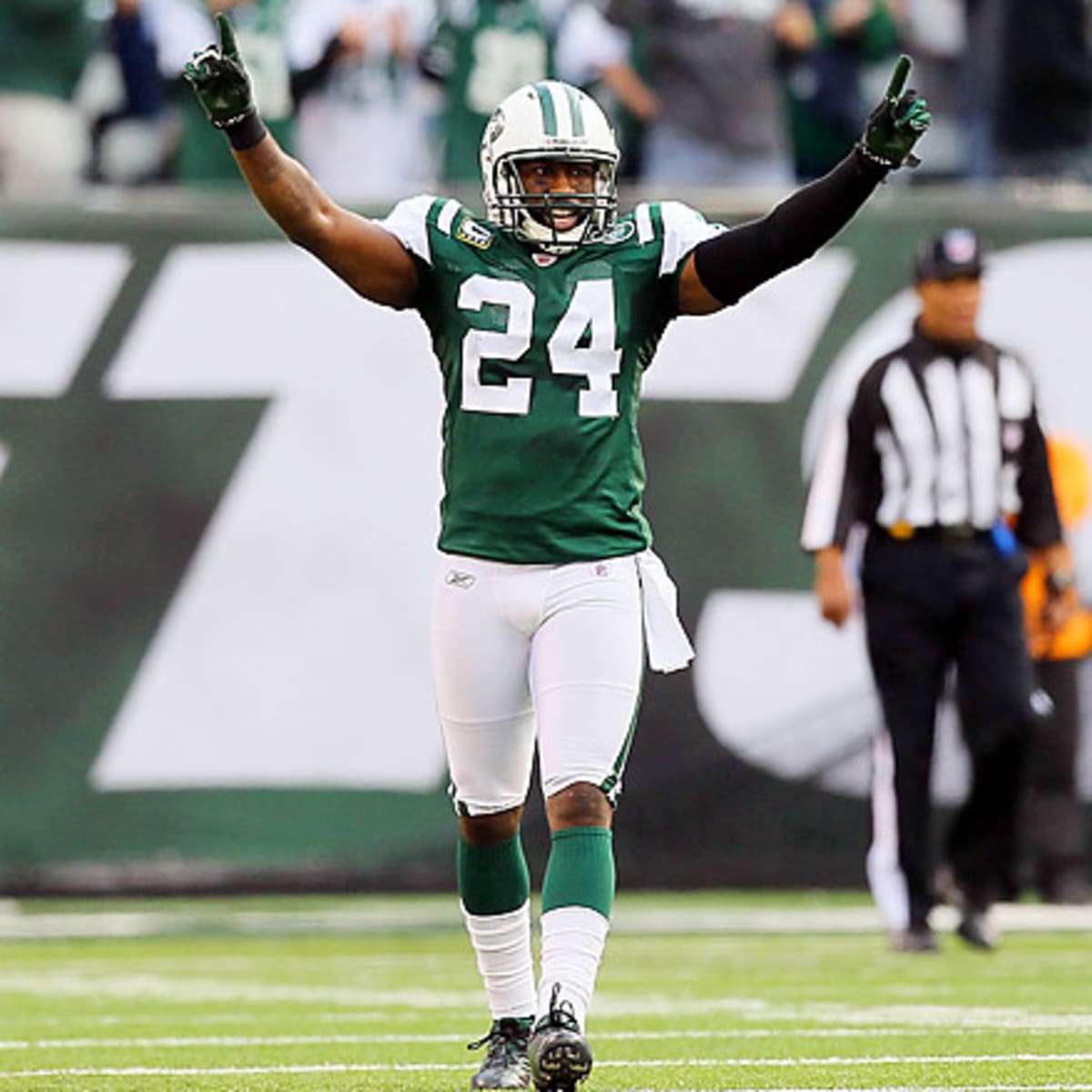 Jets Fans Burn Darrelle Revis Jerseys After Cornerback Signs with