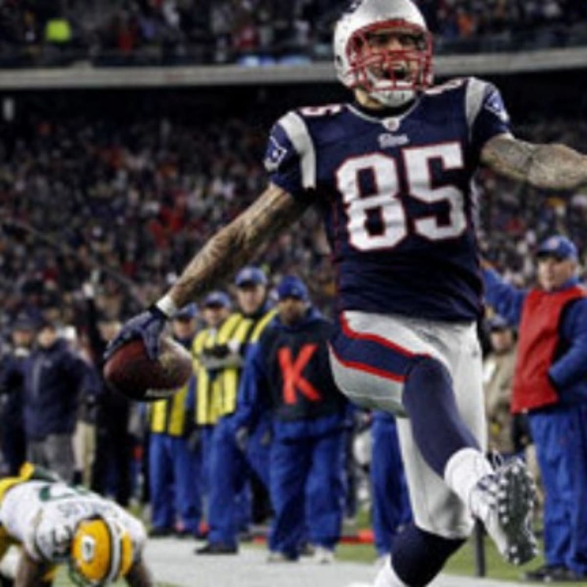 Pro Football Hall of Fame removes Aaron Hernandez photo from display -  Sports Illustrated