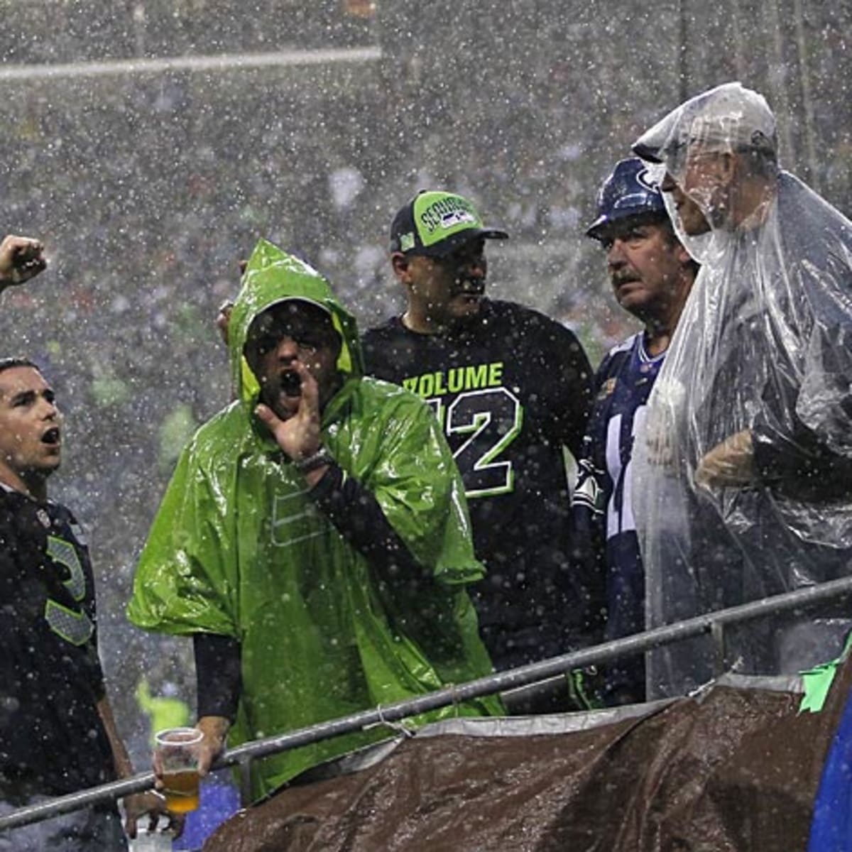 Lightning delays 49ers-Seahawks game