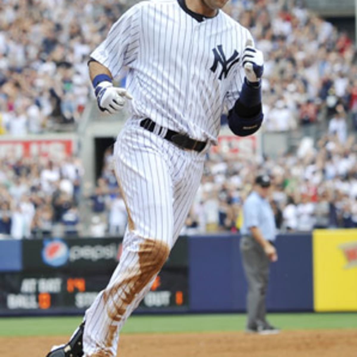 Fan rushes onto field mid-game to hug Derek Jeter