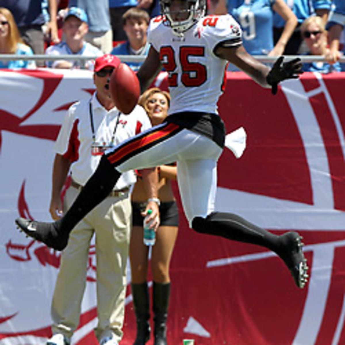 16 September 2012: Tampa Bay Buccaneers cornerback Aqib Talib (25) during a  week 2 NFL NFC matchup between the Tampa Bay Buccaneers and New York Giant  Stock Photo - Alamy