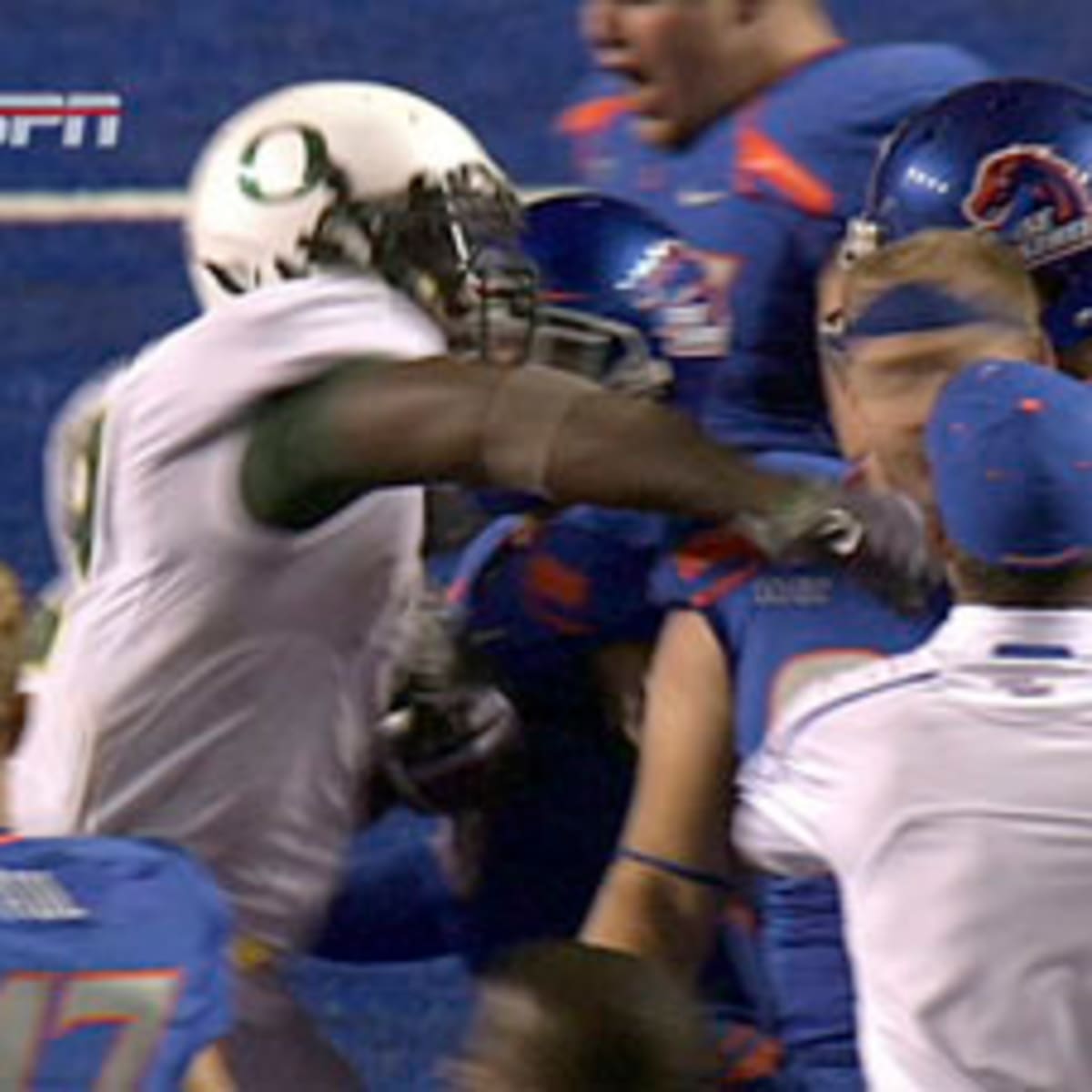 LeGarrette Blount apologizes after video shows him fighting with