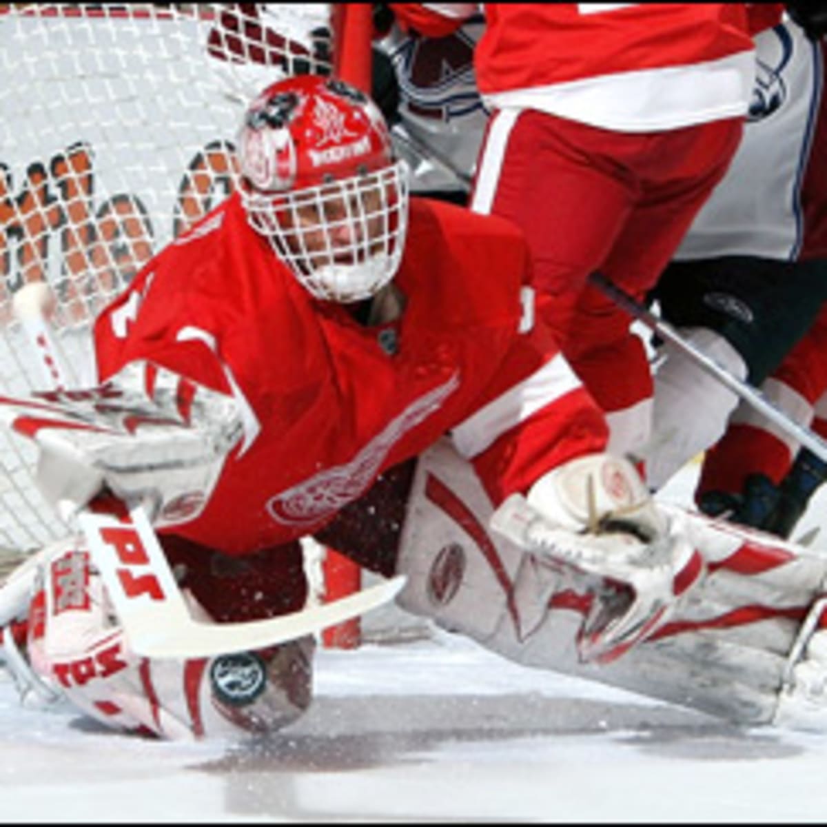 Ottawa Senators goalie Ray Emery (1) makes a pads save against the