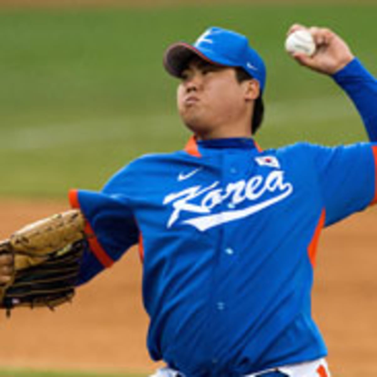 Hyun-jin Ryu signing a part of Dodgers' renewed international