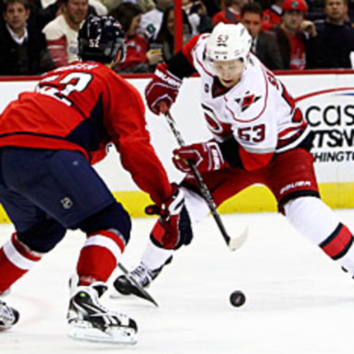 Steve Ott goes after Zach Parise 