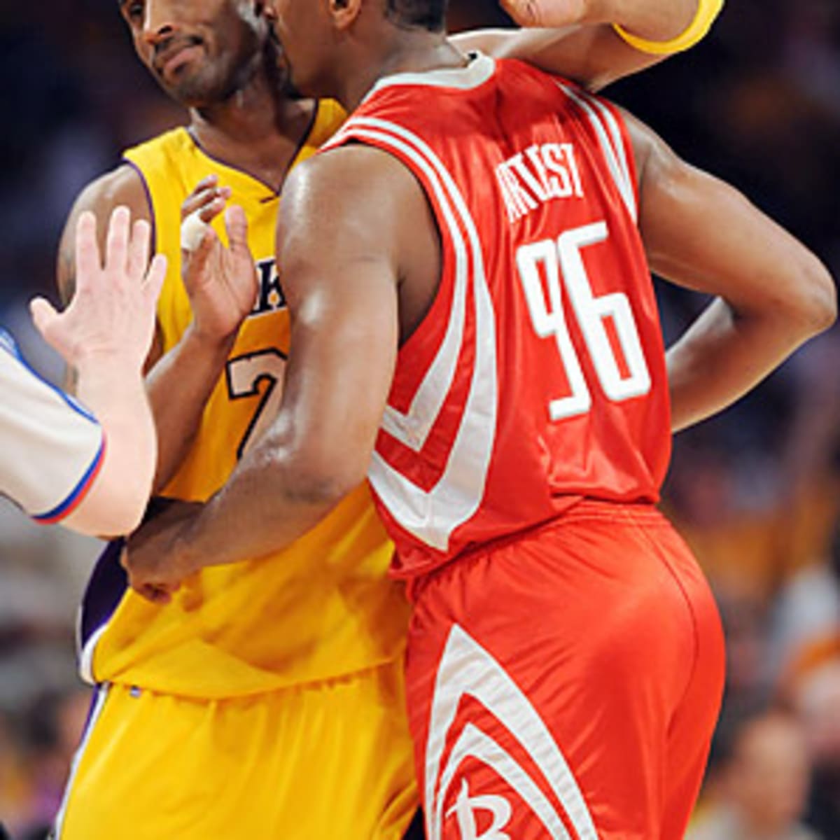 VIDEO: Kobe Bryant chews jersey, crosses up Matt Barnes 