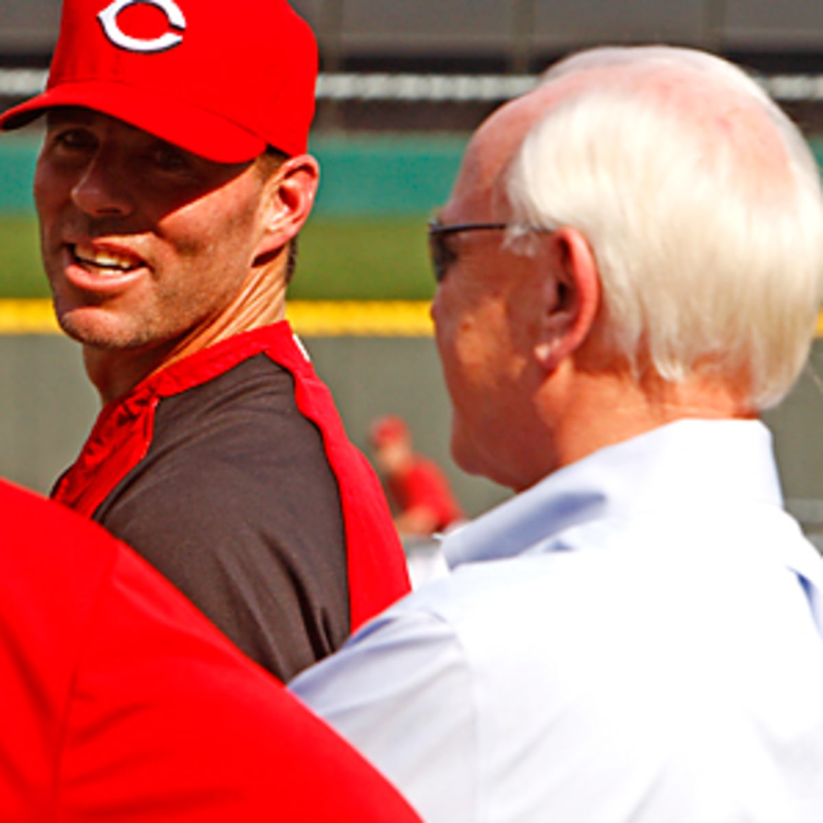 Former St. Louis Cardinals center fielder Jim Edmonds waves to