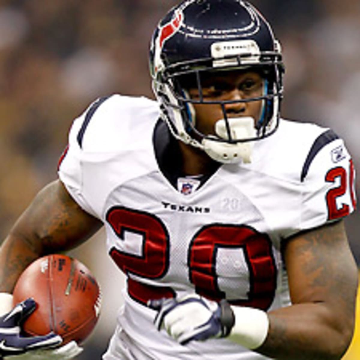 Houston Texans running back Steve Slaton (20) gets by Washington