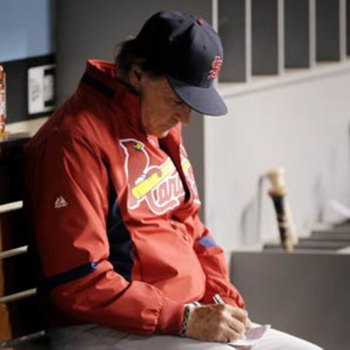 Tony La Russa appears to doze off during White Sox game