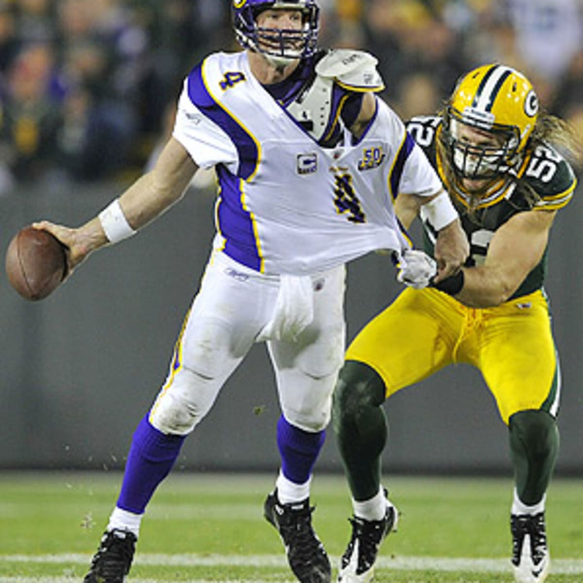 Bears Ian Scott rushes Saints Drew Brees during the 2007 NFC