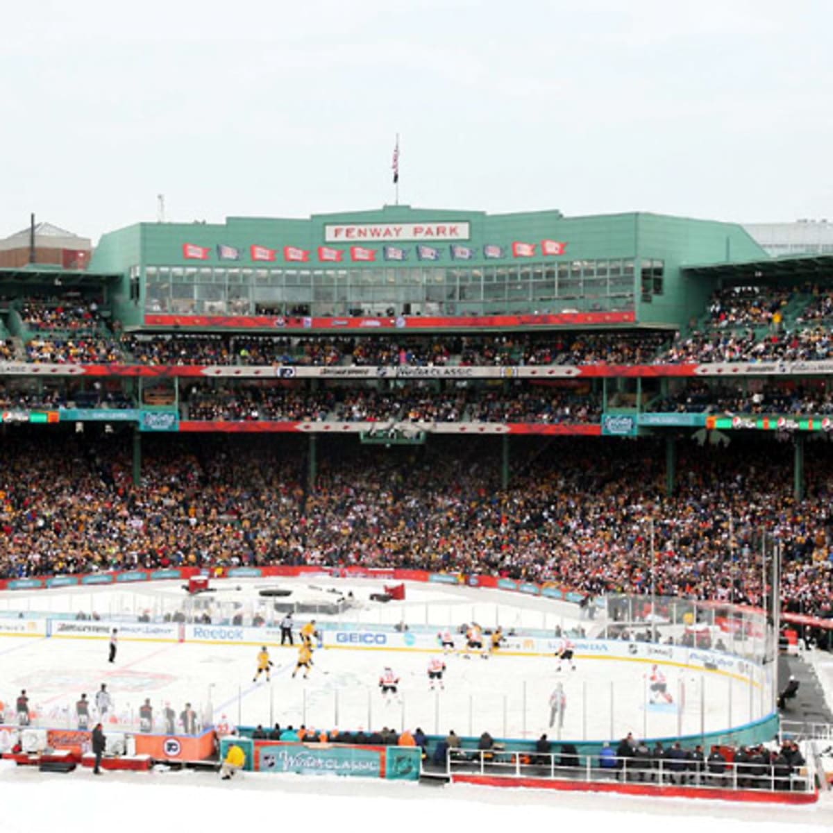Boston Bruins 2010 NHL Winter Classic Fenway Park Boston Official Game  Program