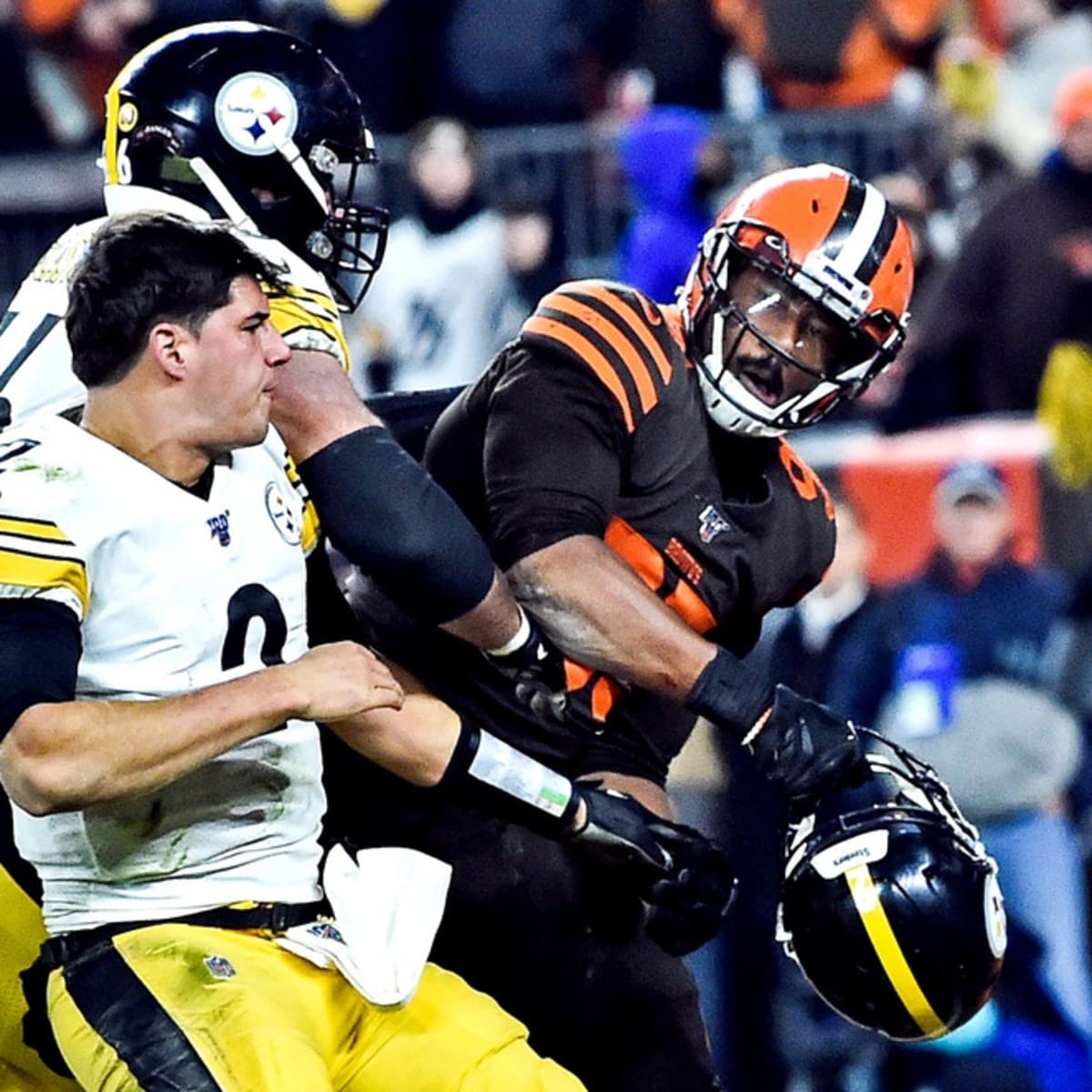 Myles Garrett hits Mason Rudolph with a helmet as an ugly Steelers