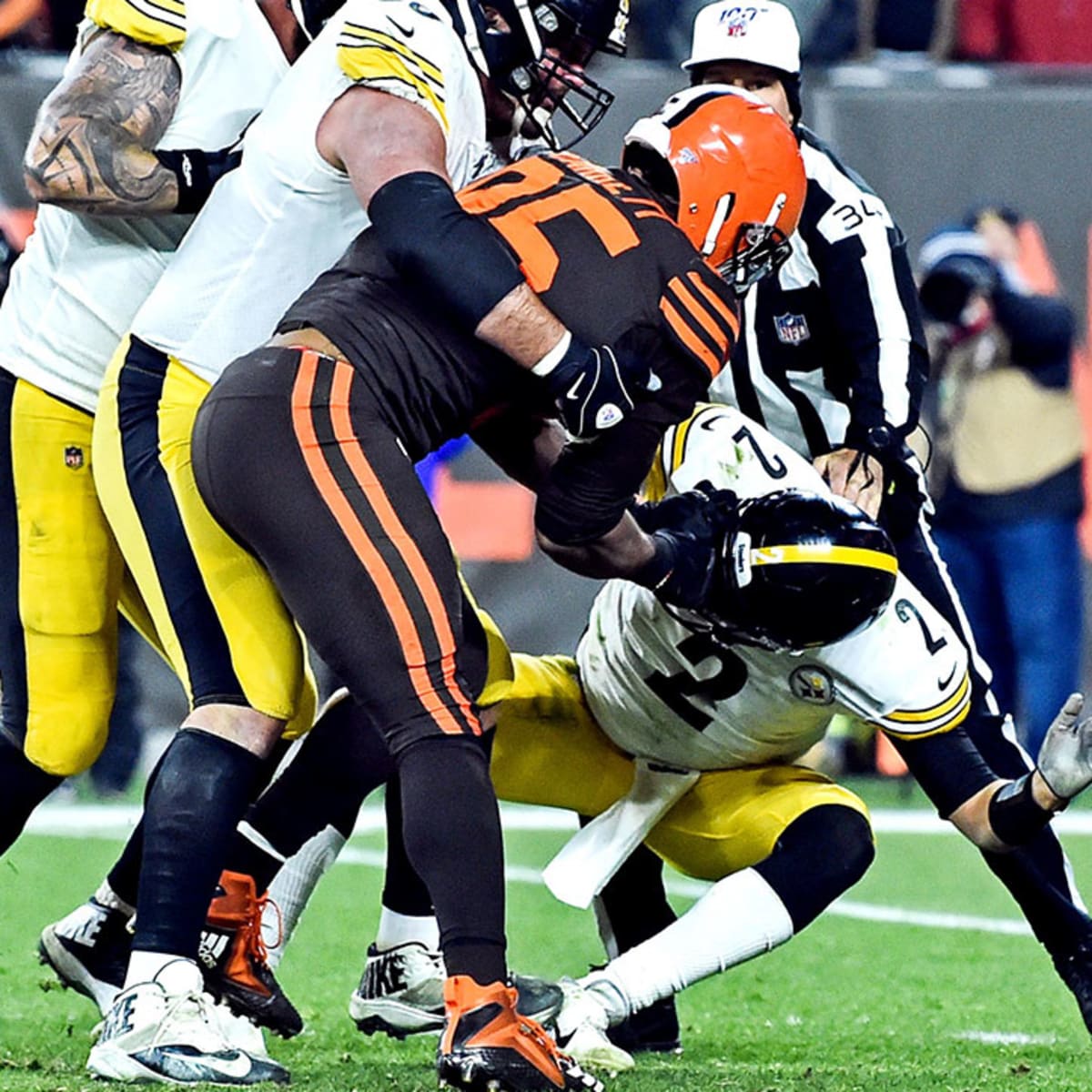 Browns' Myles Garrett approaches Mason Rudolph after victory over