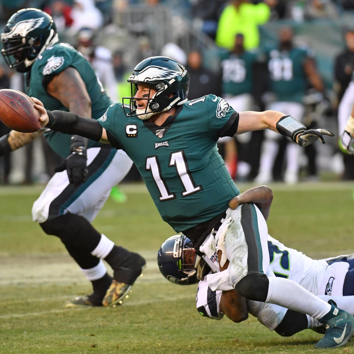 Carson Wentz struggles with accuracy as Eagles trail Seahawks 10-3