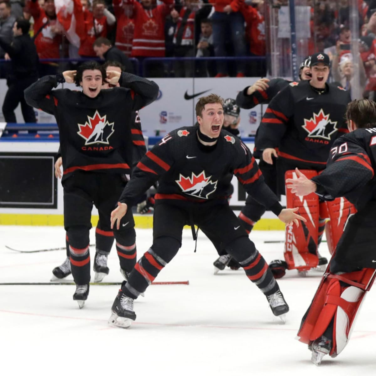 Coyotes' Barrett Hayton scores 2 goals in Canada's World Juniors win