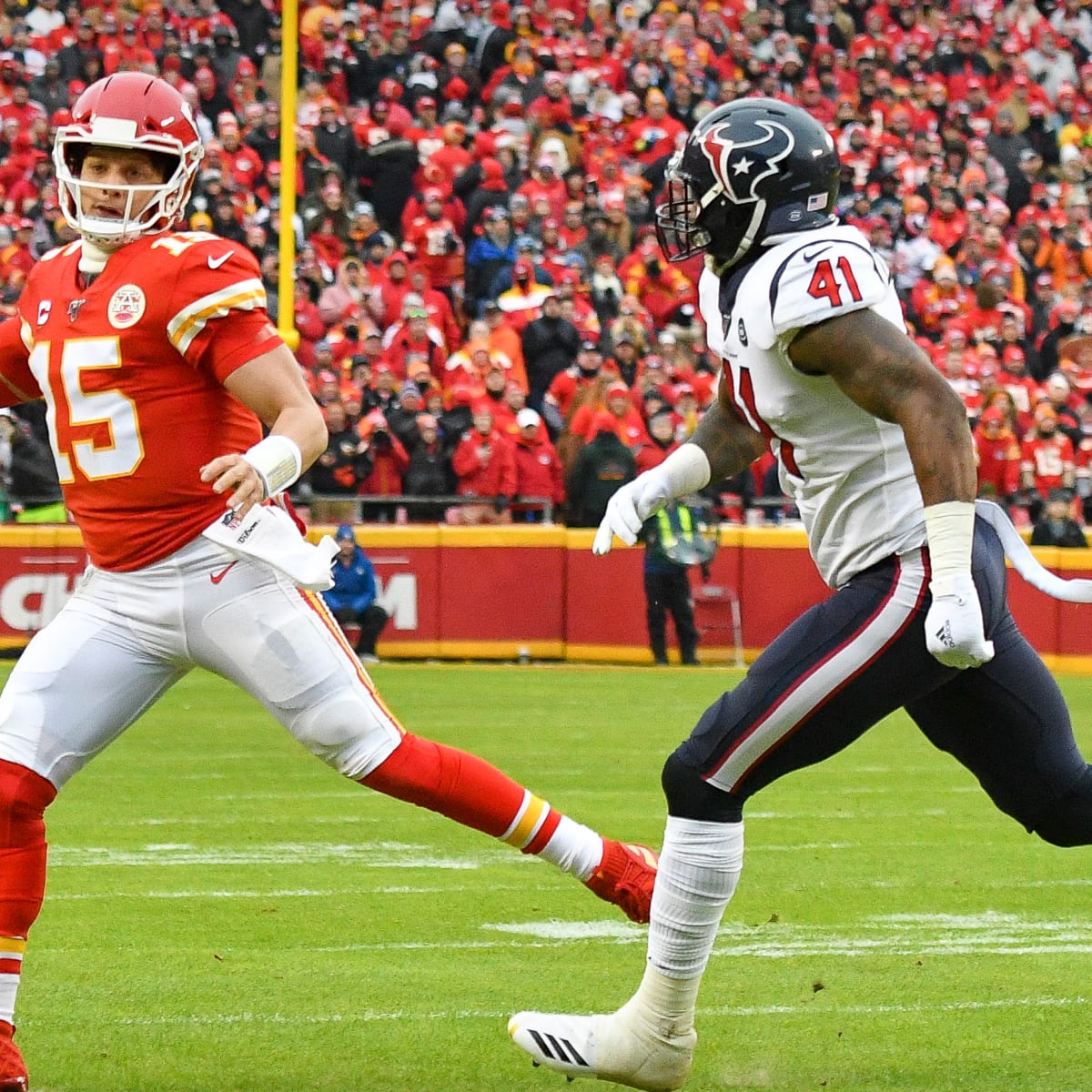 Kansas City Chiefs mascot bangs his head in frustration after Houston Texans  touchdown