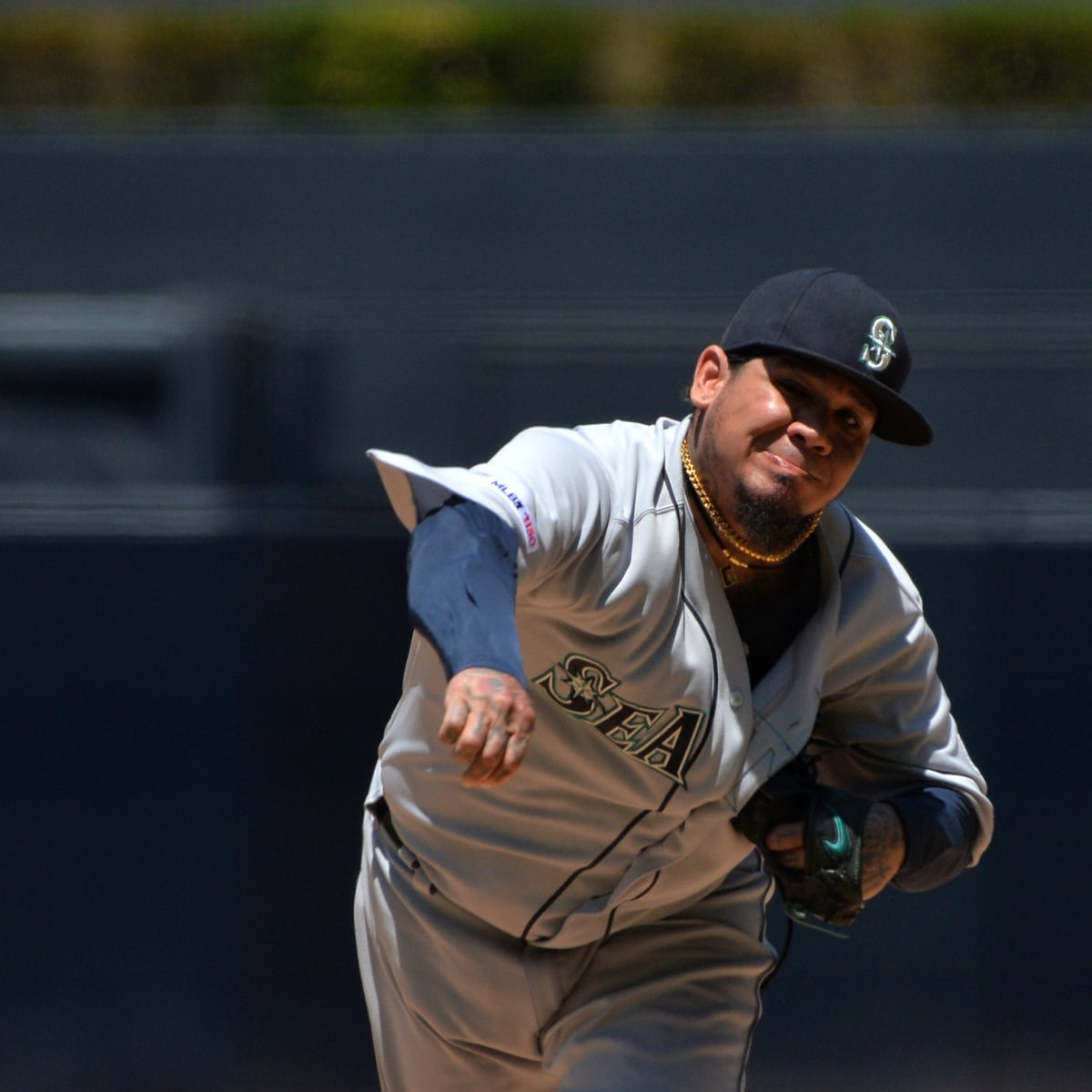 Former Cy Young winner Felix Hernandez signs minor-league deal