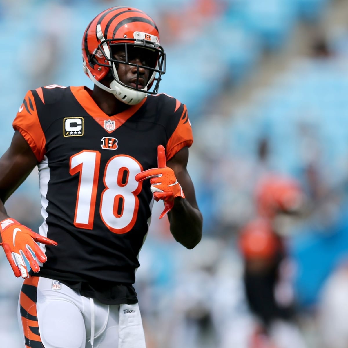 Green Bay Packers quarterback Jordan Love, left, hugs Cincinnati Bengals  quarterback Joe Burrow after a preseason NFL football game Friday, Aug. 11,  2023, in Cincinnati. (AP Photo/Michael Conroy Stock Photo - Alamy