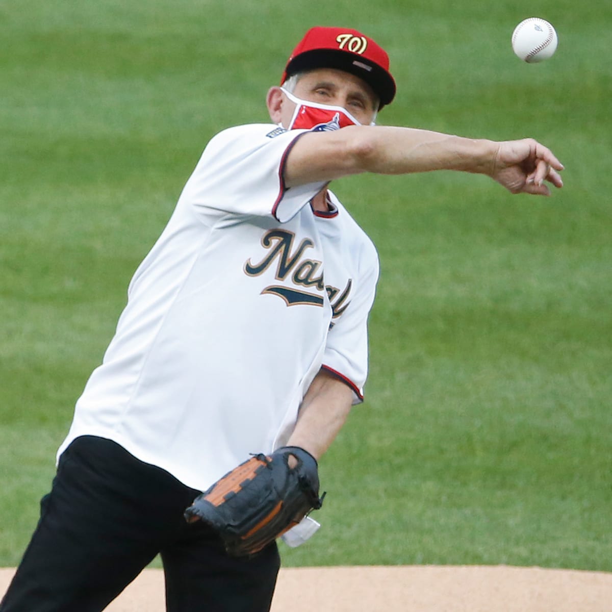 Yankees, Nationals kneel in Black Lives Matter salute; Fauci throws first  pitch past the catcher 