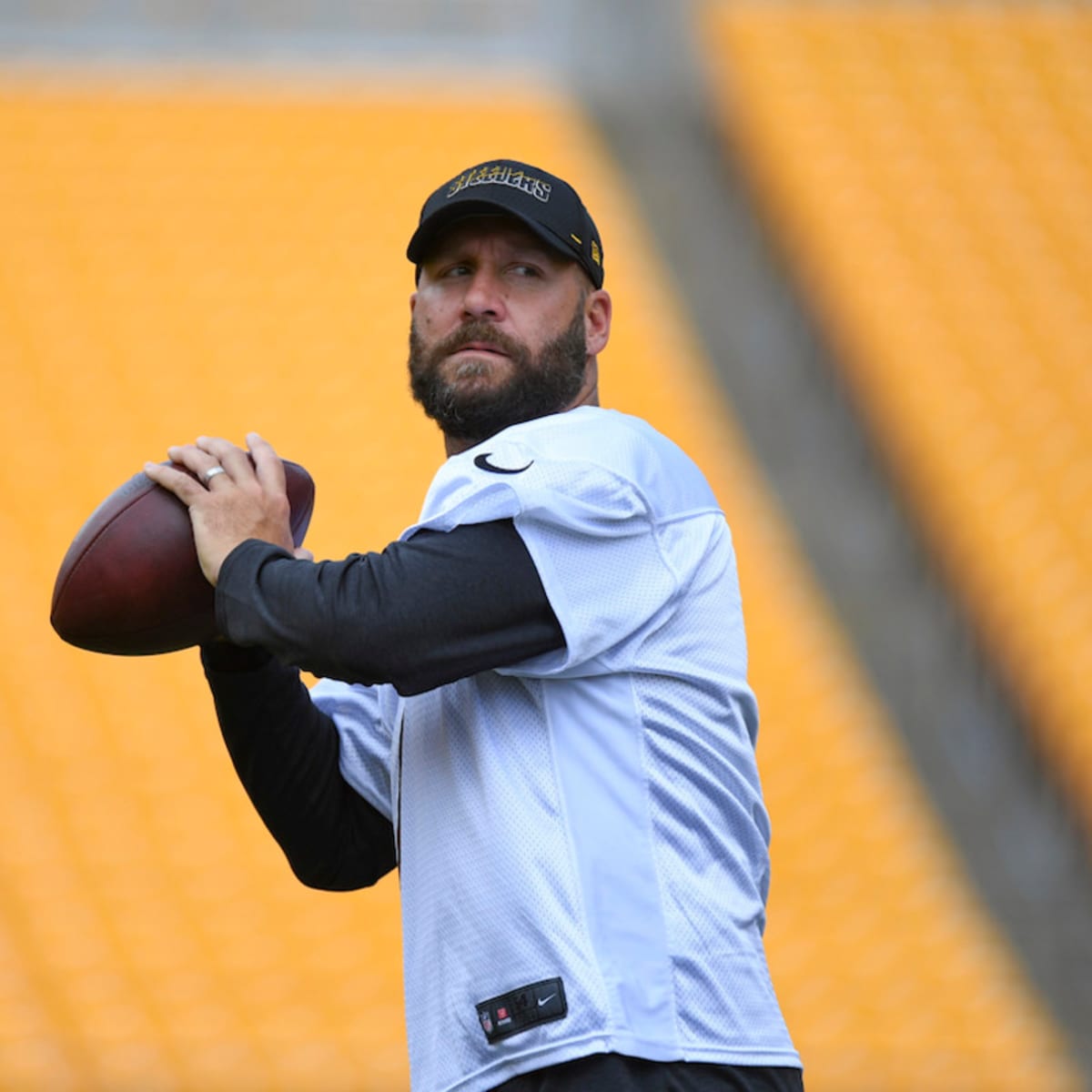 There's No Place Like It': Ben Roethlisberger Bids a Tearful Adieu to Heinz  Field - EssentiallySports