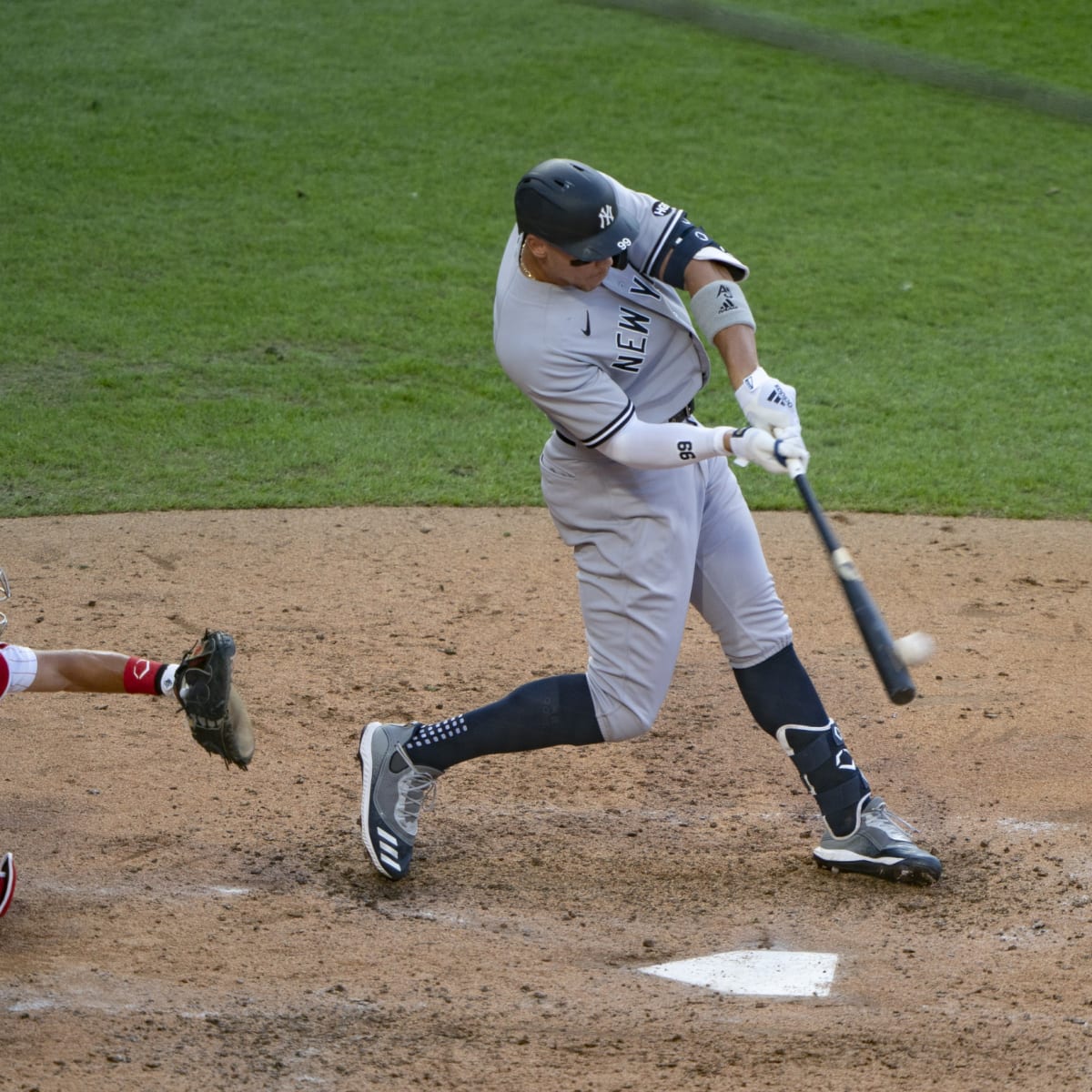 New Bronx Bombers: Yankees set MLB, franchise HR records with Luke Voit shot