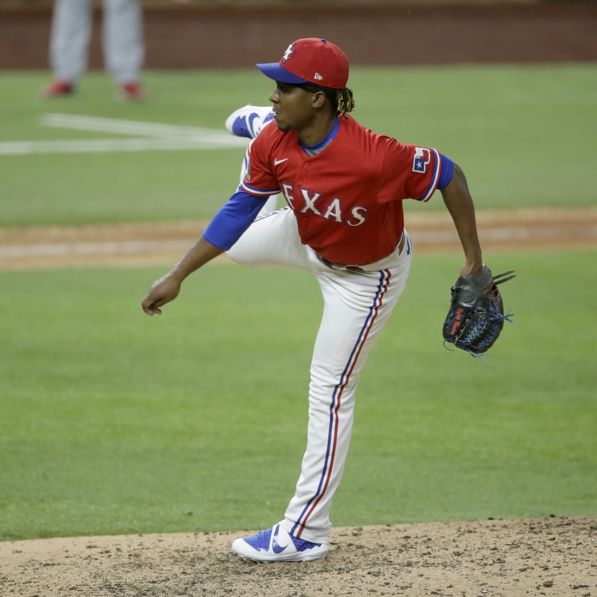 Rangers manager Chris Woodward '100 percent comfortable' with Joey Gallo  playing center field