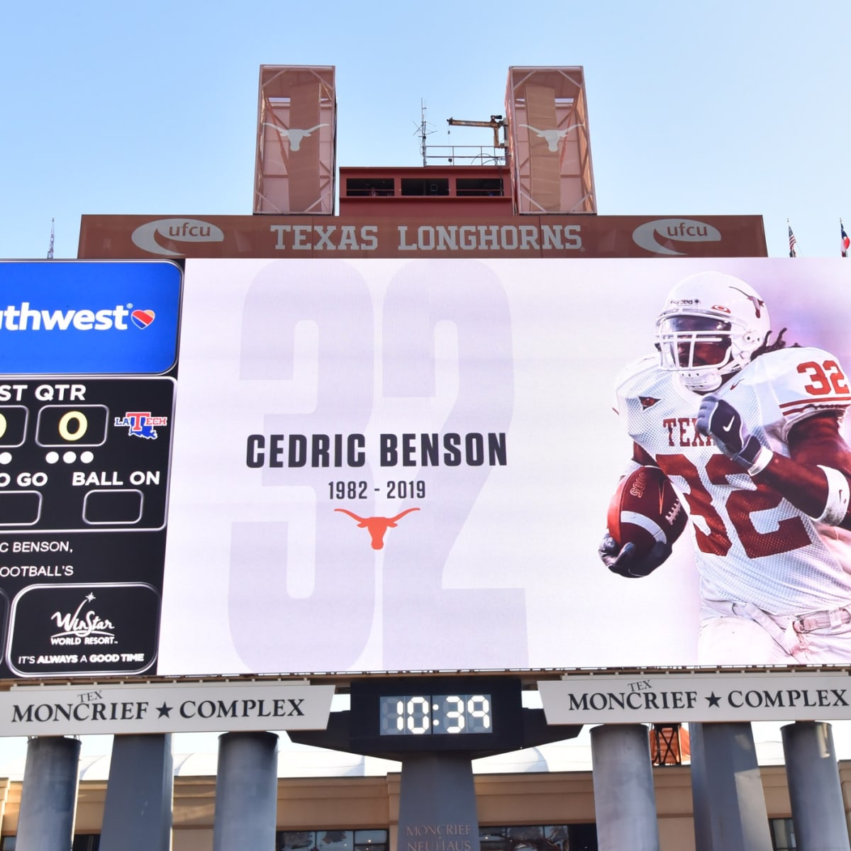 Texas honors late Cedric Benson with No. 32 sticker on football