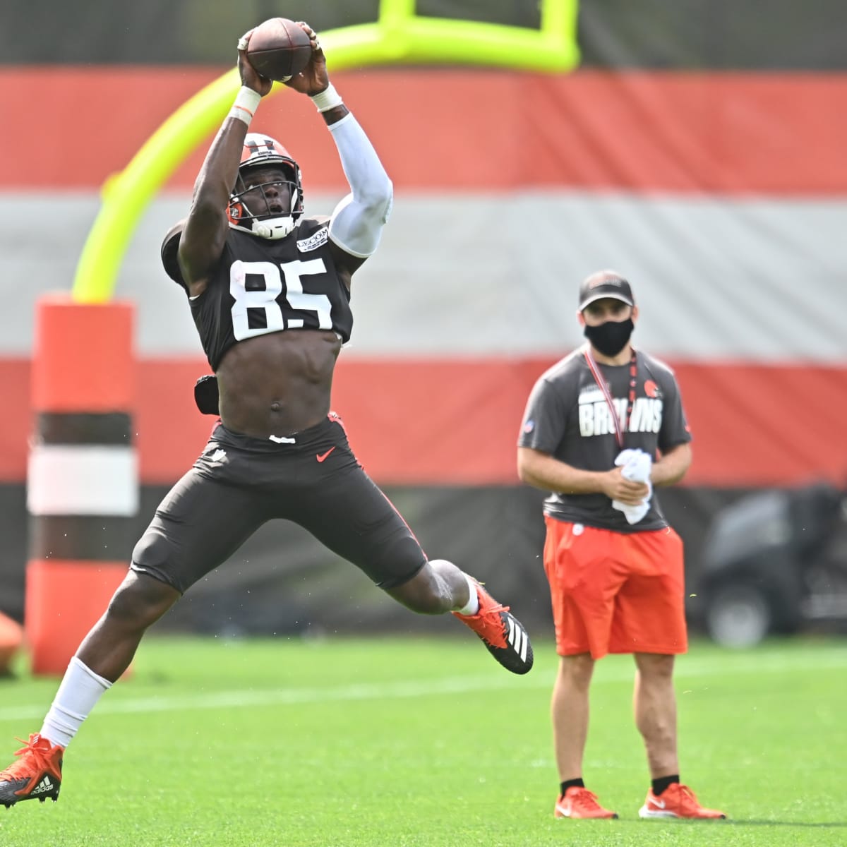 Browns' David Njoku absent from OTAs, two sides reportedly close to $13  million deal 