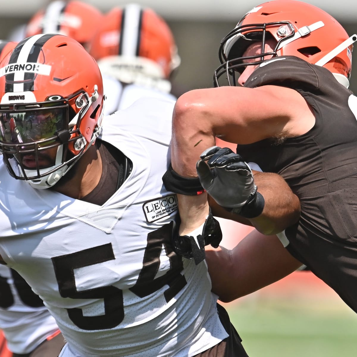 Browns renegotiate contract of defensive end Olivier Vernon