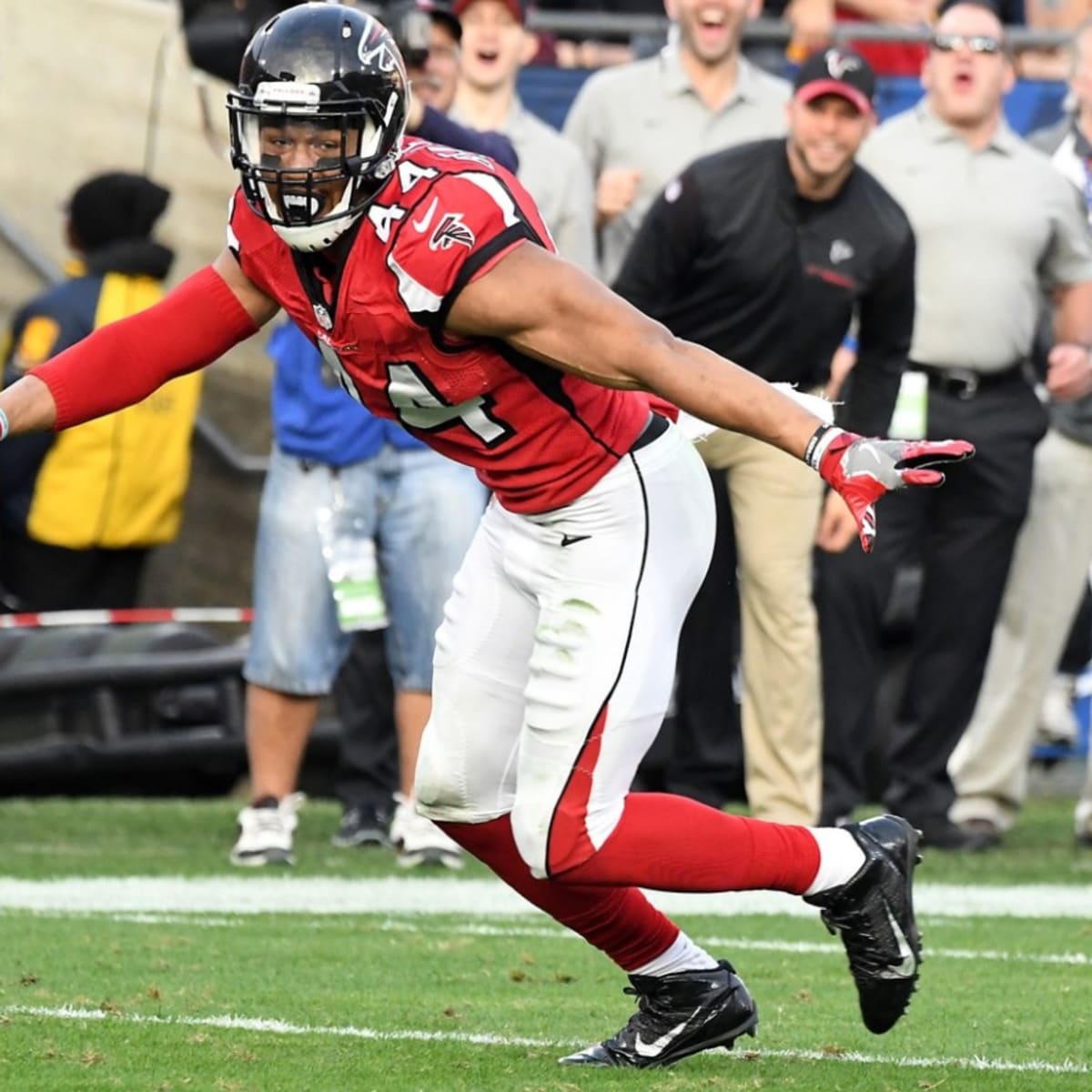 Tennessee Titans free-agent signing Vic Beasley finally reports