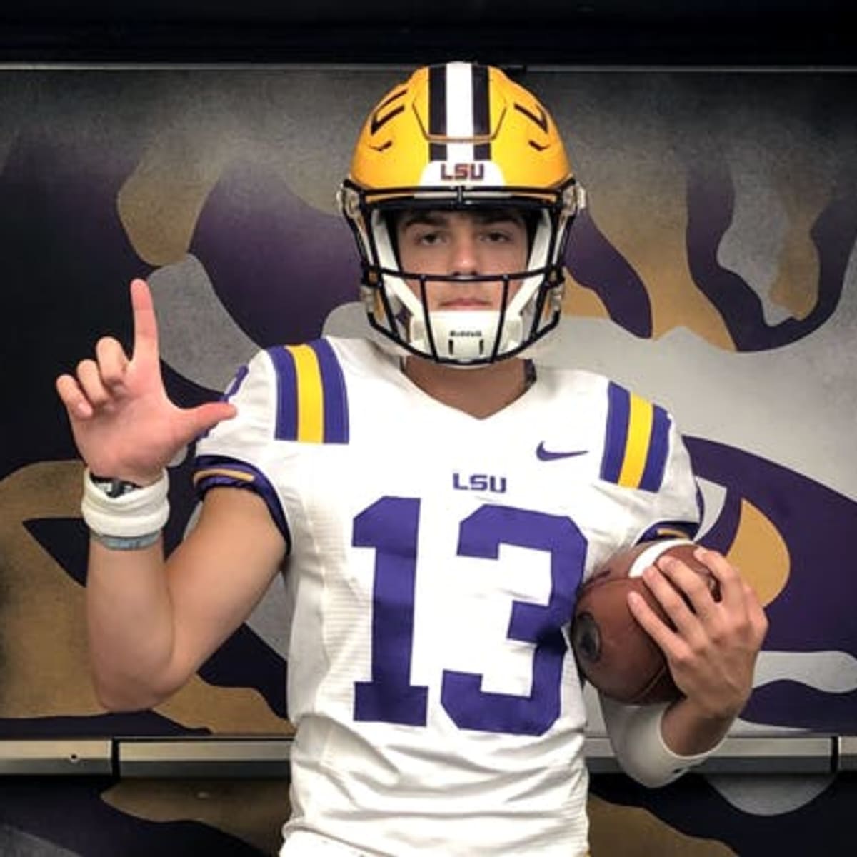 Eighth-grade quarterback gives commitment to LSU