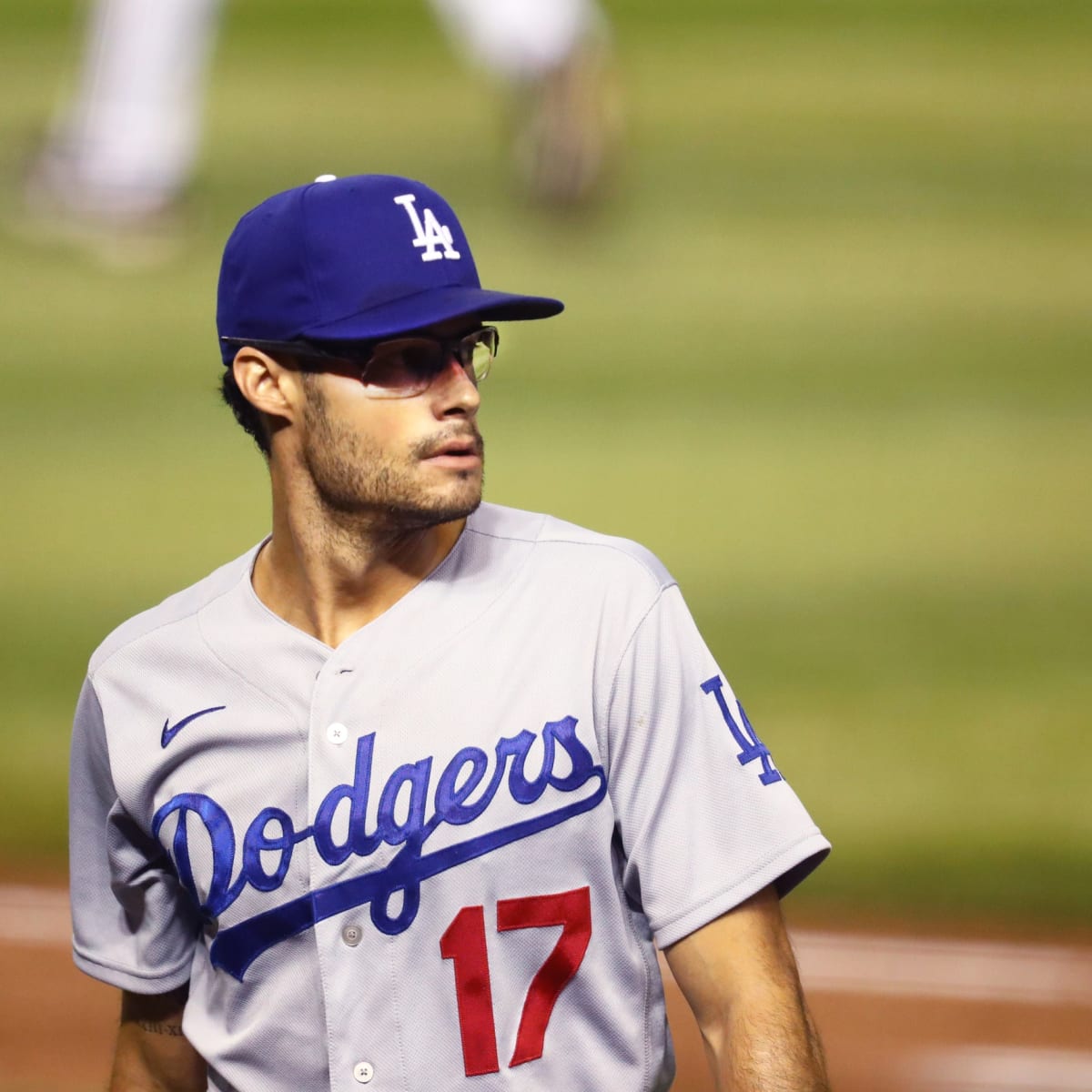 Dodgers: Joe Kelly made pouty face at the Los Angeles mural of himself